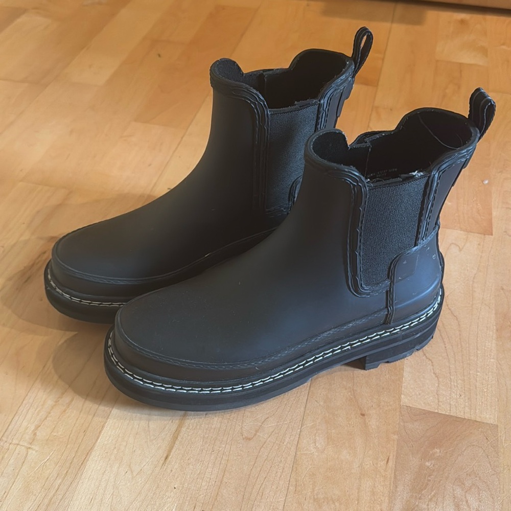 Hunter Refined Chelsea Stitch Detail Wellington Boots (Rain), US size 6, Black